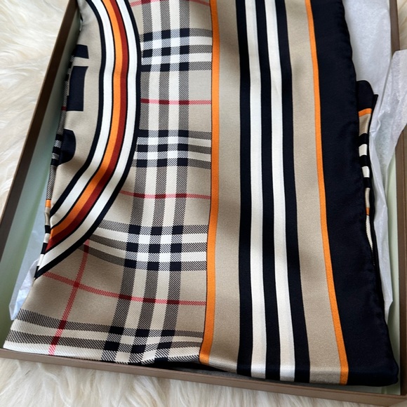 Burberry silk foulard - Picture 8 of 8